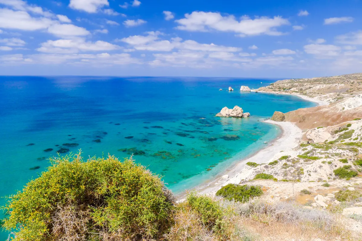 La Roca de Afrodita y la bahía turquesa cerca de Pafos