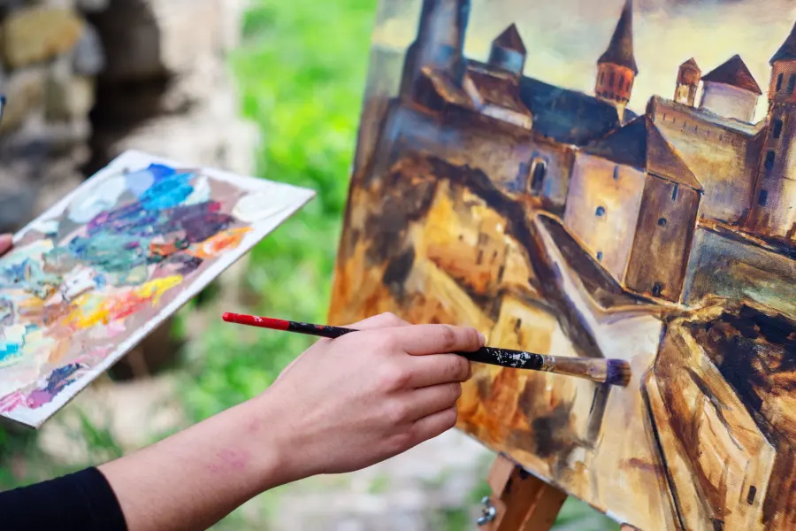 Artista pintando una fortaleza histórica