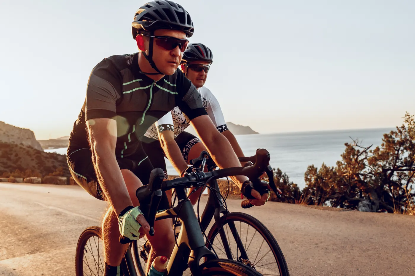 Ciclistas en una carretera de montaña junto al mar