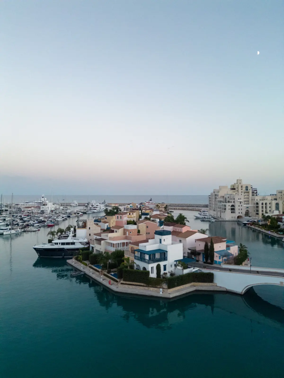 Puerto deportivo de Limassol con yates y viviendas frente al mar