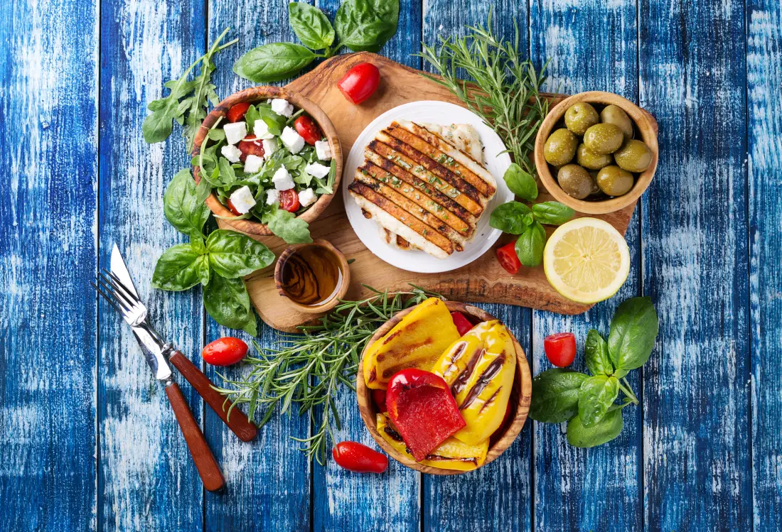 Mesa de meze mediterráneo con halloumi, ensaladas y aceitunas