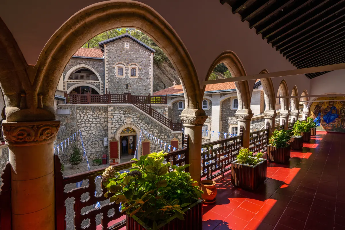 Arcadas del monasterio de Kykkos en los montes Troodos
